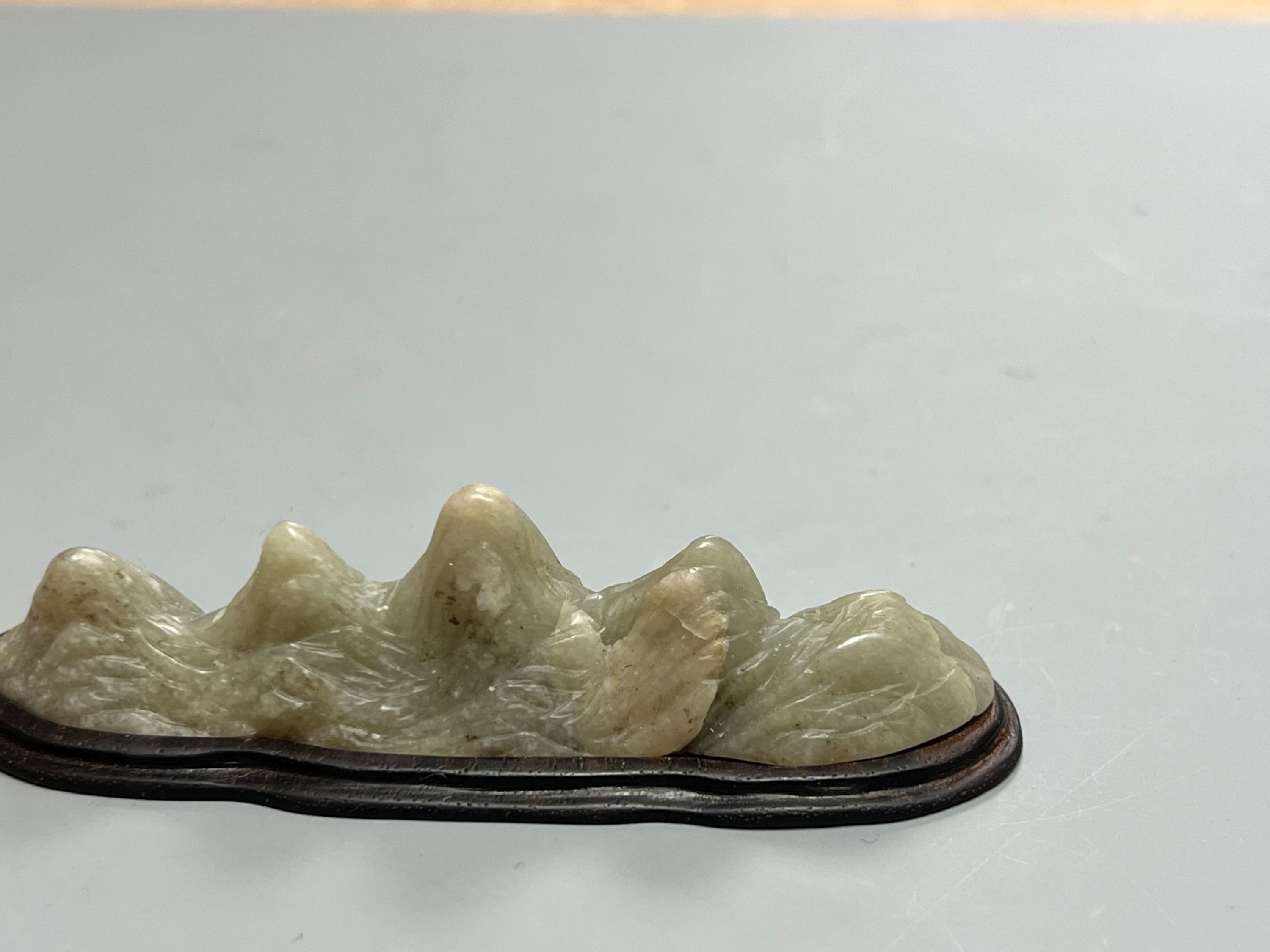 A Chinese jade ‘mountain peaks’ brushset, wood base 8.5cm